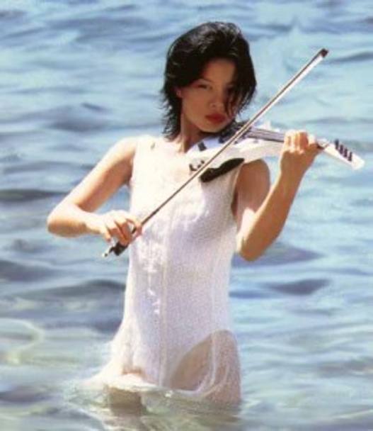 Vanessa Mae  una famosa violinista thailandese, conosciuta nel mondo per i suoi virtuosismi sinfonici